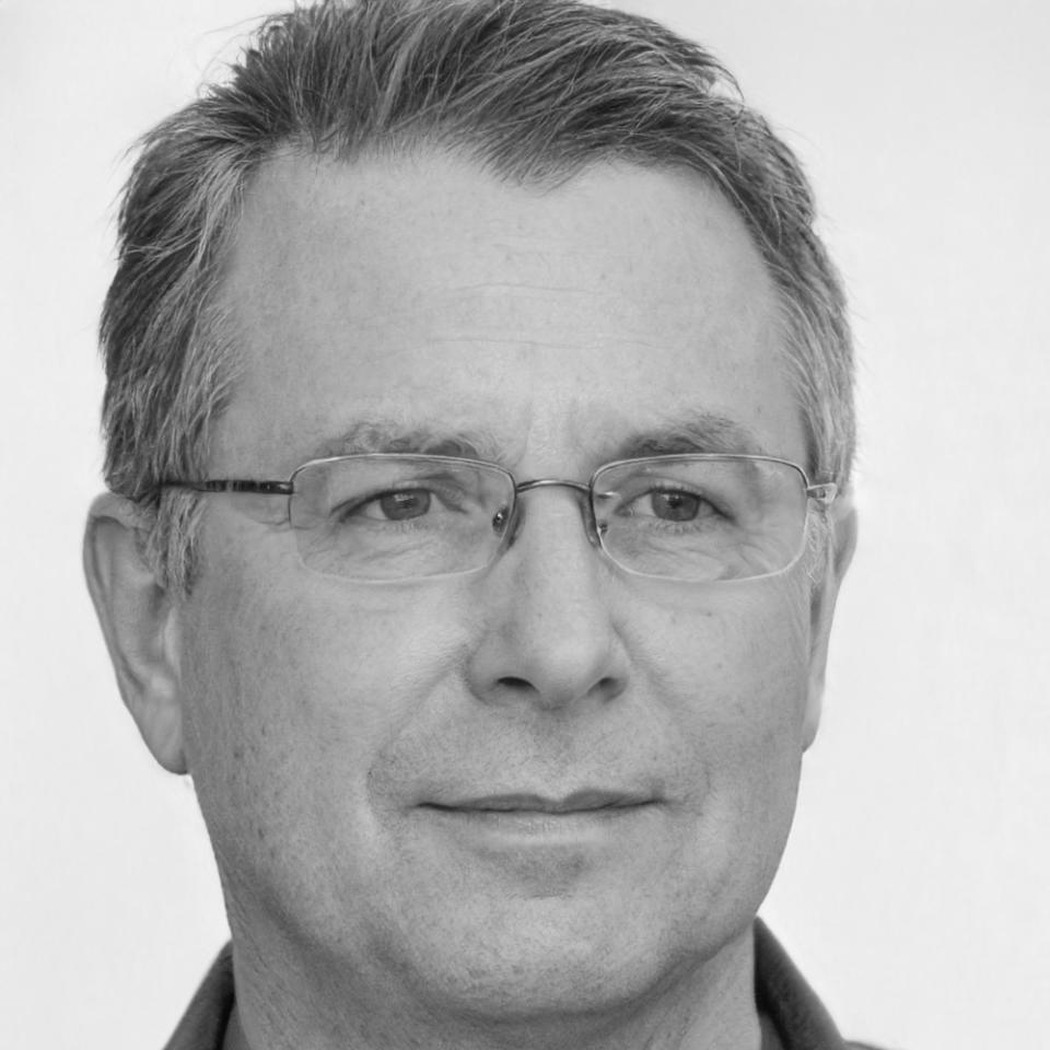 Expert en éducation financière partageant ses conseils d'apprentissage